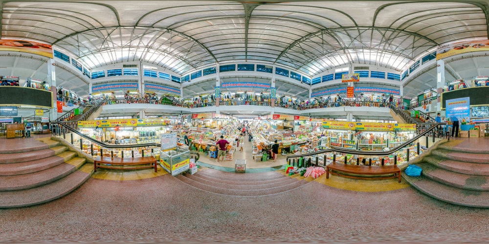 Han Market has an extremely large 2-storey structure with a variety of stalls 